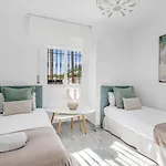 Apartment Vacation I Naranjos, Duplex Penthouse, Golf Lovers, Security, Swimming Pool, Fastest Wifi With Rooftop And Terrace Marbella